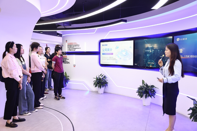 智能科技赋能传播新路径 2025新华智媒研修班学员实地探访科技企业